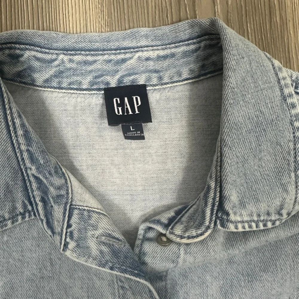 Gap Denim Short Sleeve Button Down Cropped Shirt - SIZE L Light Wash Lightweight - Picture 5 of 6